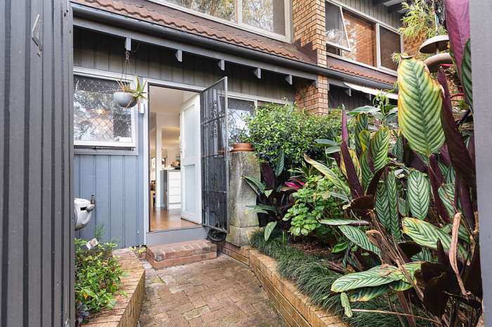 4 31 Alfred street entry